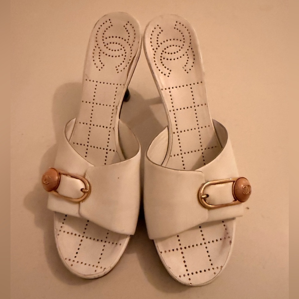 CHANEL Vintage Slide Sandals – Gold Buckle Detail – Rare Style 🤍✨